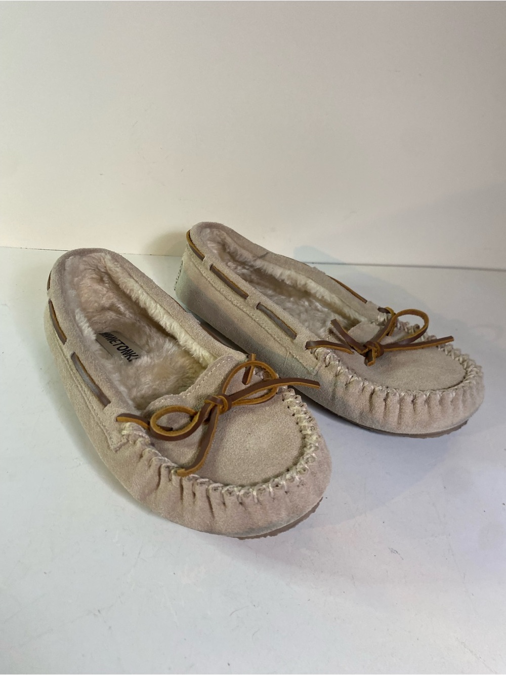 Minnetonka Cally Beige Suede Plush Lined Slippers/Moccasin Size 8